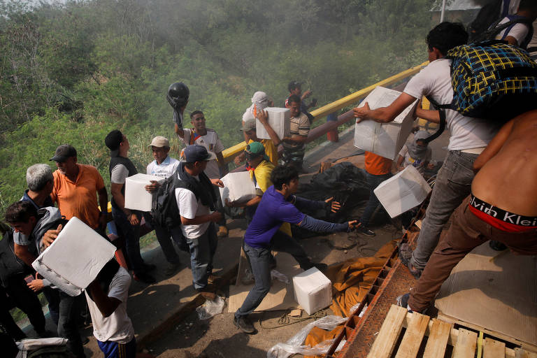 Militares venezuelanos jogam bombas em manifestantes na fronteira