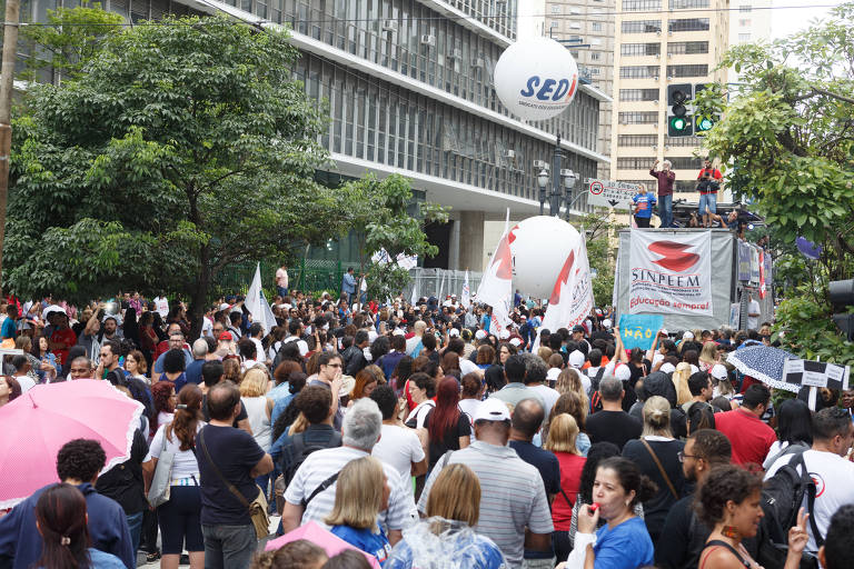 Protesto dos servidores municipais em frente à prefeitura