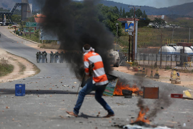 Exército da Venezuela entra em confronto com manifestantes na