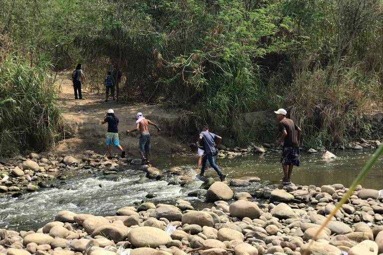 Venezuelanos armados com coquetéis molotov cruzam ilegalmente a fronteira com a Colômbia