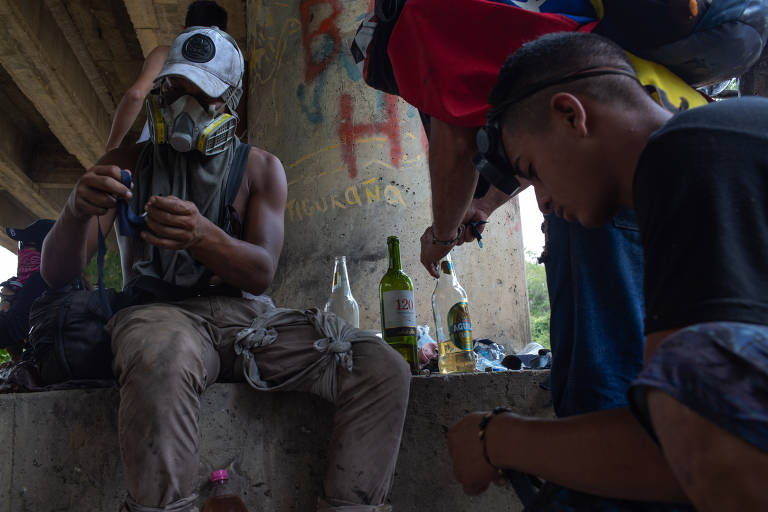 Manifestantes contrários ao presidente Nicolás Maduro se armam com coquetéis Molotov, cruzam de forma ilegal a fronteira e entram em território venezuelano para atacar soldados da Guarda Nacional Bolivariana, que impedem a passagem da ajuda humanitária enviada pelos EUA