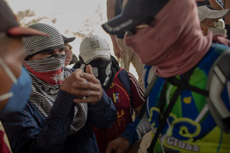 Manifestantes contrários ao presidente Nicolás Maduro se armam com coquetéis Molotov, cruzam de forma ilegal a fronteira e entram em território venezuelano para atacar soldados da Guarda Nacional Bolivariana, que impedem a passagem da ajuda humanitária enviada pelos EUA