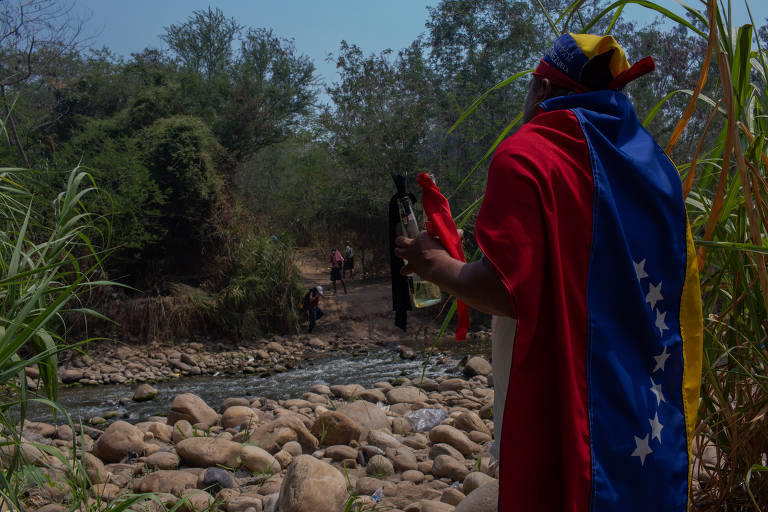 Manifestantes contrários ao presidente Nicolás Maduro se armam com coquetéis Molotov, cruzam de forma ilegal a fronteira e entram em território venezuelano para atacar soldados da Guarda Nacional Bolivariana, que impedem a passagem da ajuda humanitária enviada pelos EUA