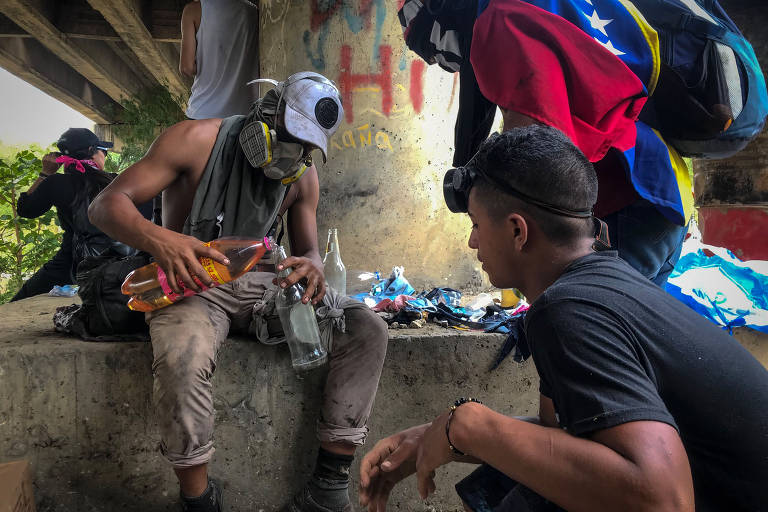Manifestantes contrários ao presidente Nicolás Maduro se armam com coquetéis Molotov, cruzam de forma ilegal a fronteira e entram em território venezuelano para atacar soldados da Guarda Nacional Bolivariana, que impedem a passagem da ajuda humanitária enviada pelos EUA