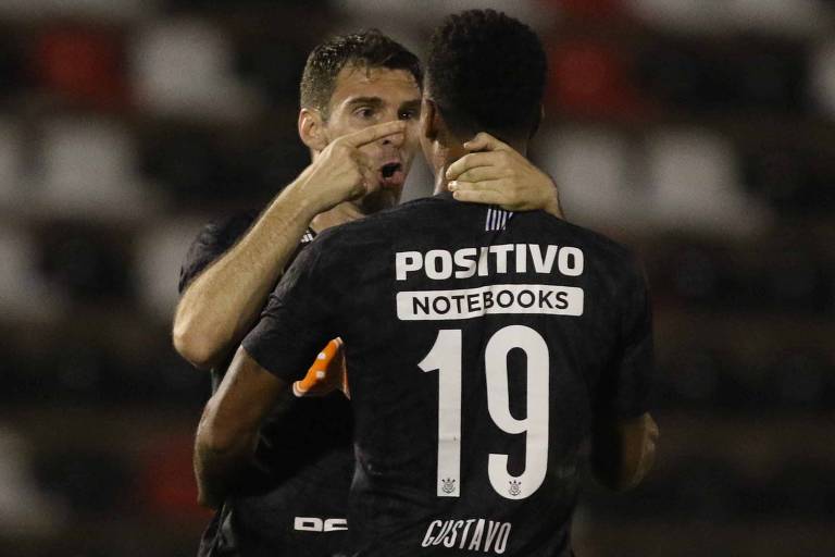 Boselli e Gustavo celebram gol corintiano