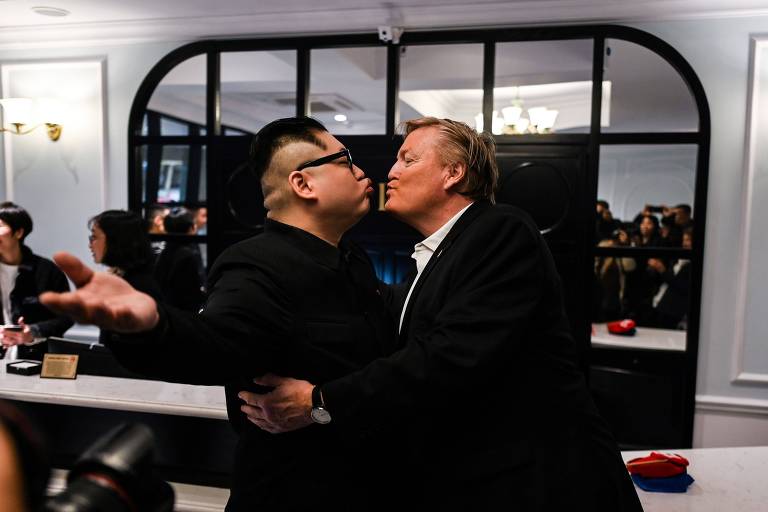Os sósias de Kim Jong Un, Howard X (E), e do presidente Donald Trump, Russel White (D), posam em um hotel em Hanói, Vietnã 