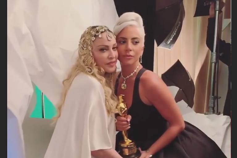 Madonna e Lady Gaga posam para o fotógrafo JR após cerimônia do Oscar