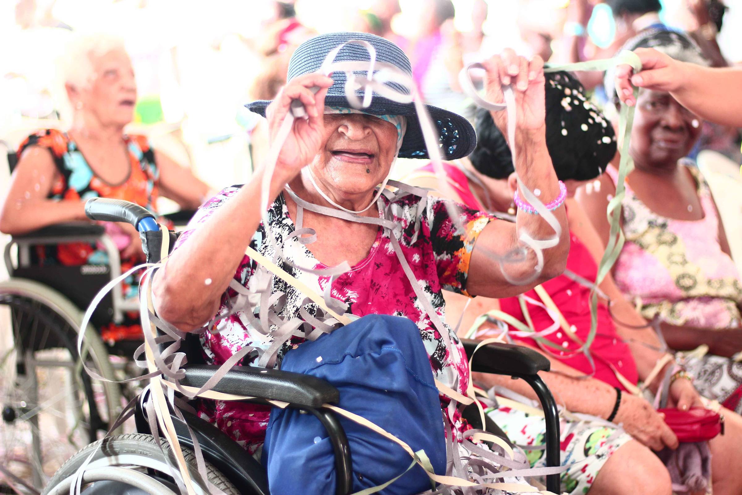 Un proyecto voluntario lleva bailes de Carnaval a asilos de Río Cultura Folha