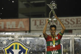 Jogo valido pela 37 rodada da Serie B do Campeonato Brasileiro, onde a Portuguesa (SP) enfrenta o Duque de Caxias (RJ), no estadio do Caninde. A Lusa ja e a campea com 4 rodadas de antecipacao.