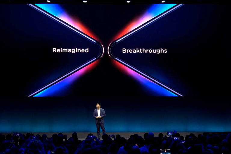 Richard Yu, diretor-executivo de Negócios da Huawei, anuncia celular de tela dobrável da Huawei no MWC, em Barcelona 