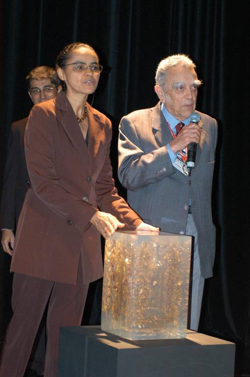 A ex-ministra do Meio Ambiente Marina Silva discursa durante homenagem ao ambientalista Paulo Nogueira-Neto, em São Paulo (SP), em 2006