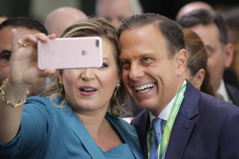 A deputada Joice Hasselmann (PSL-SP) faz selfie com João Doria (PSDB), governador de São Paulo, na posse de Jair Bolsonaro