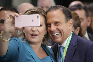 Joice Hasselmann faz selfie com João Doria na posse de Jair Bolsonaro