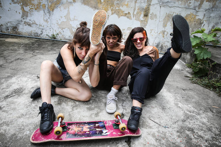 Karina Buhr (esq.), Grace Orsato (centro) e Caru Alves de Souza (dir.)