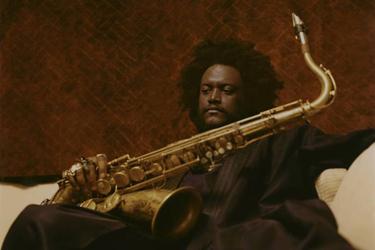 O saxofonista norte-americano Kamasi Washington, referência do jazz contemporâneo