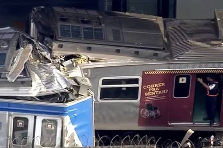 Trens ficam destruídos após colisão na estação São Cristóvão, no Rio