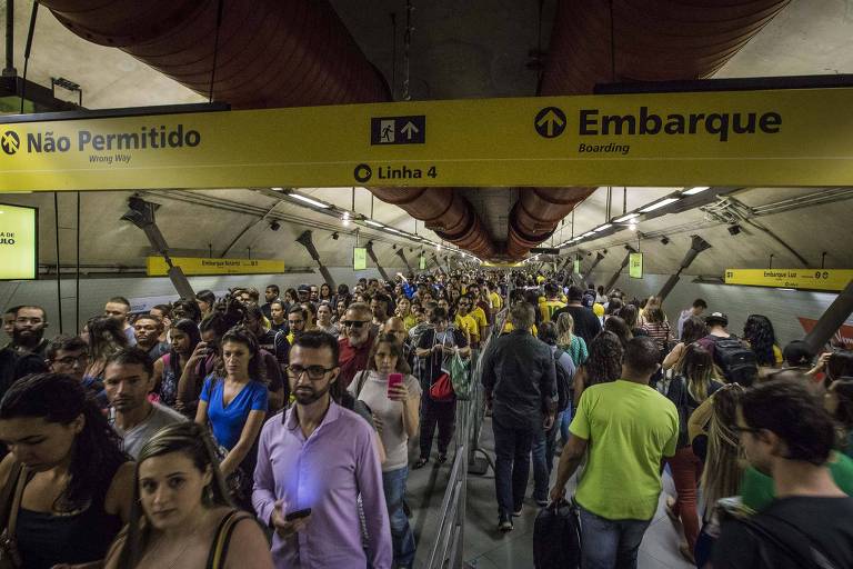 Paulistanos enfrentam filas para embarcar na transição entre as estações Paulista, linha 4 amarela e consolação, linha 2 verde em SP