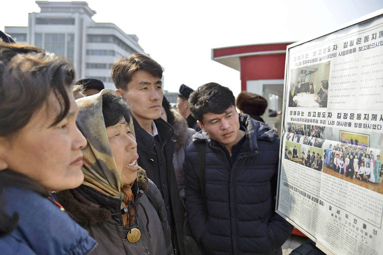 Norte-coreanos leem o jornal oficial do Partido dos Trabalhadores da Coréia do Norte, relatando a chegada do ditador Kim Jong Un no Vietnã para sua segunda cúpula com o presidente dos Estados Unidos Donald Trump