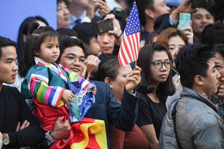 Pessoas se reúnem em frente ao hotel onde estão reunidos o presidente dos EUA, Donald Trump, e o ditador Kim Jong Un, em Hanói