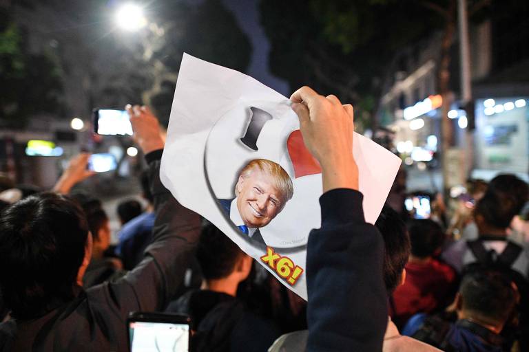 Pessoas se reúnem em frente ao hotel onde estão reunidos o presidente dos EUA, Donald Trump, e o ditador Kim Jong Un, em Hanói