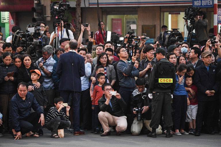 Pessoas se reúnem em frente ao hotel onde estão reunidos o presidente dos EUA, Donald Trump, e o ditador Kim Jong Un, em Hanói