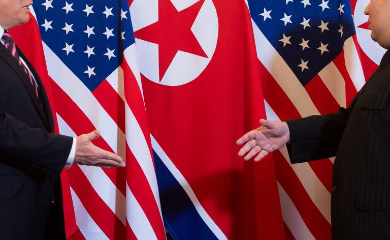 Donald Trump aperta a mão do ditador da Coréia do Norte Kim Jong Un antes da reunião em Hanói