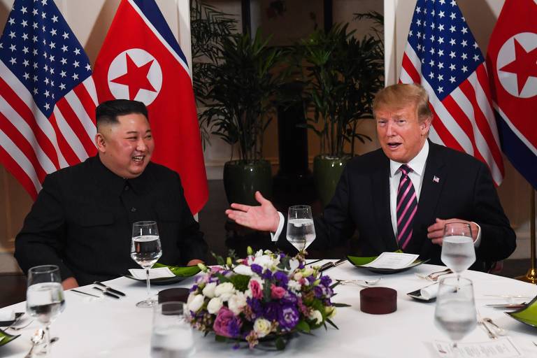 Donald Trump e o ditador da Coréia do Norte Kim Jong Un jantam no hotel em Hanói.