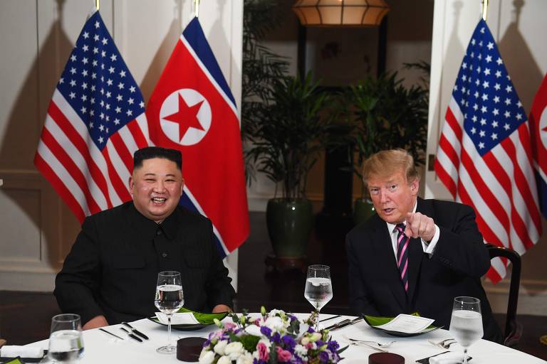Donald Trump fala com o ditador da Coréia do Norte, Kim Jong Un, durante uma reunião em Hanói