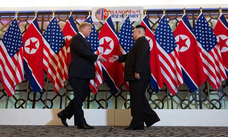 Donald Trump aperta a mão do ditador da Coréia do Norte Kim Jong Un antes de uma reunião em Hanói