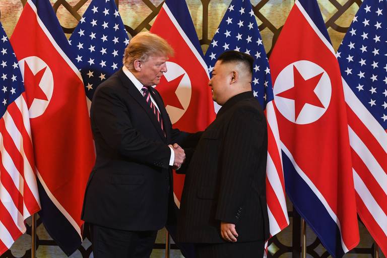 Donald Trump aperta a mão do ditador da Coréia do Norte Kim Jong Un antes de uma reunião em Hanói