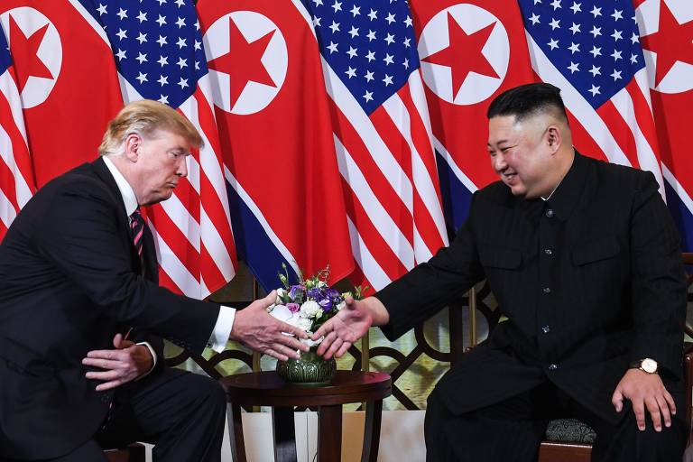 Donald Trump aperta a mão do líder da Coréia do Norte Kim Jong Un antes de uma reunião em Hanói