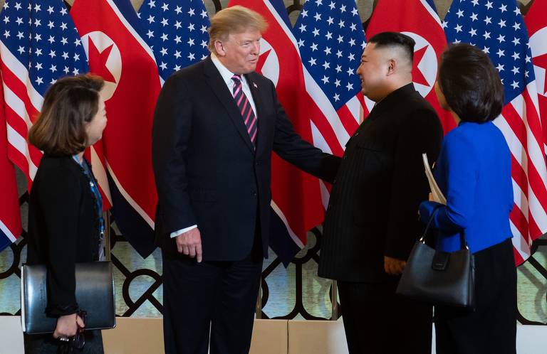 Donald Trump, fala com o ditador da Coréia do Norte, Kim Jong Un, durante uma reunião em Hanói