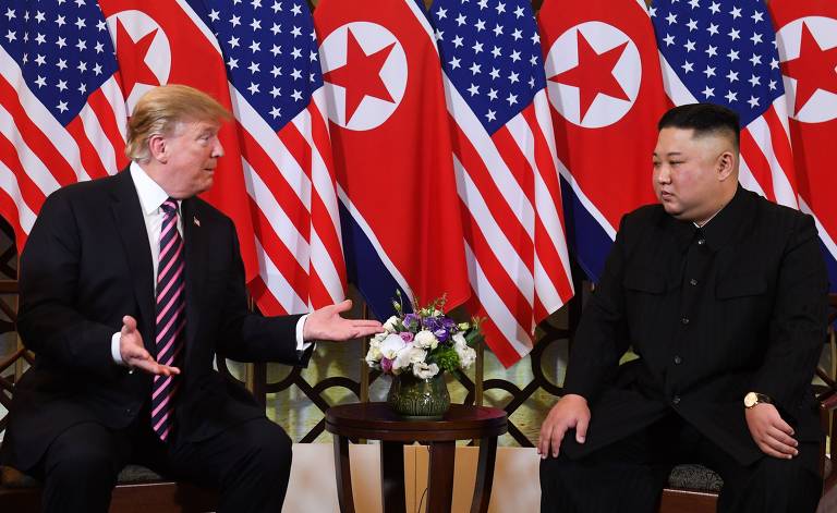 Donald Trump, fala com o ditador da Coréia do Norte, Kim Jong Un, durante uma reunião em Hanói
