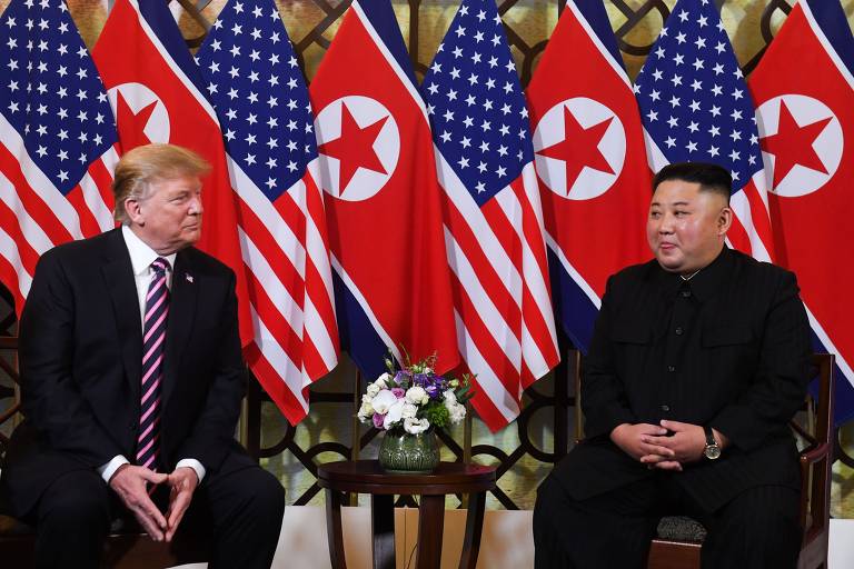 Donald Trump ouve o ditador da Coréia do Norte, Kim Jong Un, durante reunião em Hanói