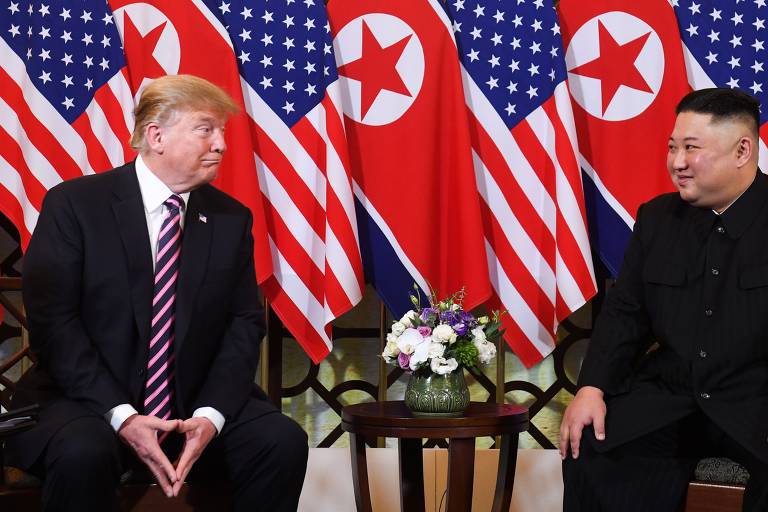 Donald Trump ouve o ditador da Coréia do Norte, Kim Jong Un, durante reunião em Hanói