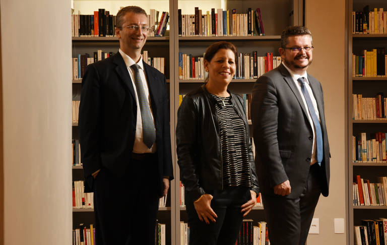 Da esq. à dir., Cláudio Kassab, diretor geral do Liceu Pasteur, a arquiteta Maria Coccoli, que coordenou o projeto, e o cônsul geral da França em São Paulo, Brieuc Pont