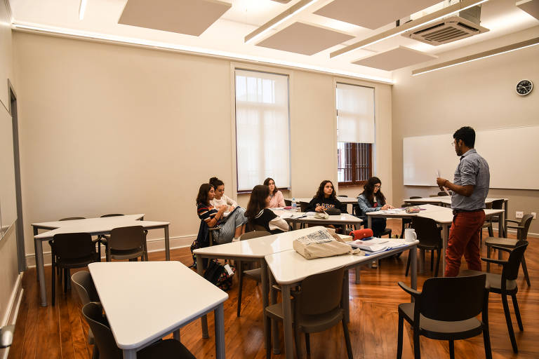 Sala de aula da escola; ideia é que mesas possam ser combinadas em diferentes formatos, para possibilitar variações nos tipos de aula