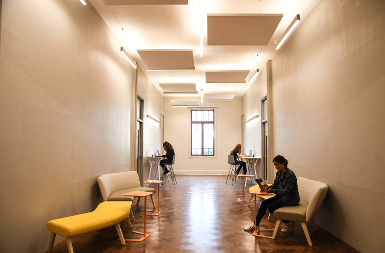 Espaço de estudo projetado após a reforma, com espaço para leitura e computadores