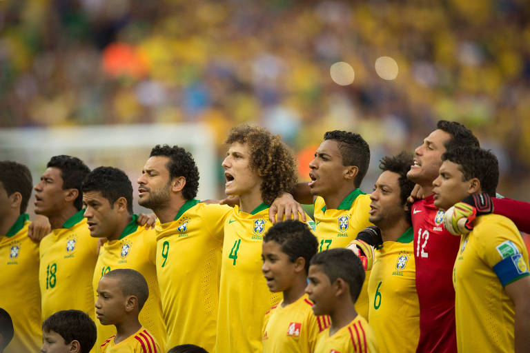 Jogadores do Brasil cantam o hino em jogo da Copa das Confederações