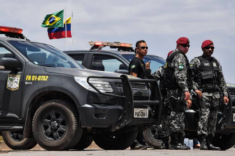 Soldados da Força Nacional vigiam a fronteira entre Brasil e Venezuela em Pacaraima, Roraima