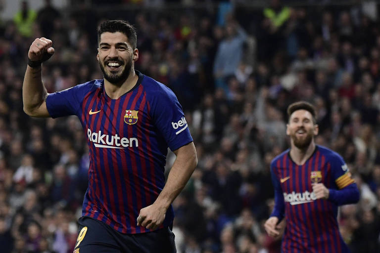 Luis Suárez comemora o terceiro gol do Barcelona, após fazer cobrança de pênalti com cavadinha