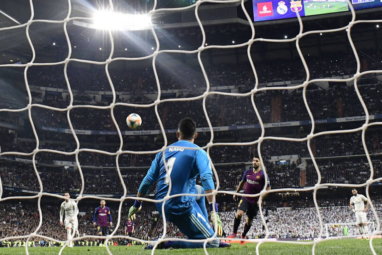 Luis Suárez bate pênalti de cavadinha para marcar o terceiro gol do Barcelona na vitória por 3 a 0 sobre o Real Madrid pela semifinal da Copa do Rei