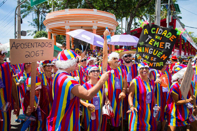 Foliões acompanham passagem do Galo da Madrugada no centro do Recife