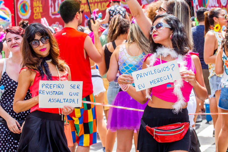 Folionas no Carnaval de São Paulo brincam com discurso conservador