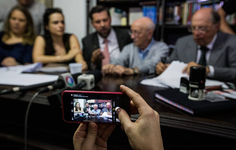Assinatura do pedido de impeachment da presidente Dilma pelos juristas Helio Bicudo, Miguel Reale Junior e Janaina Conceição Paschoal, representados pelo advogado Flavio Henrique Costa Pereira, que tem como anuentes os Movimentos Brasil Livre, Contra a Corrupcao e Vem Pra Rua. O pedido foi protocolado no 4º Cartorio de Notas, em São Paulo