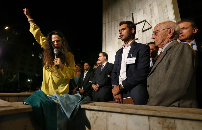 A jurista Janaína Paschoal, professora e doutorada em direito penal pela USP, faz discurso inflamado durante ato em frente a faculdade de direito no Largo São Francisco