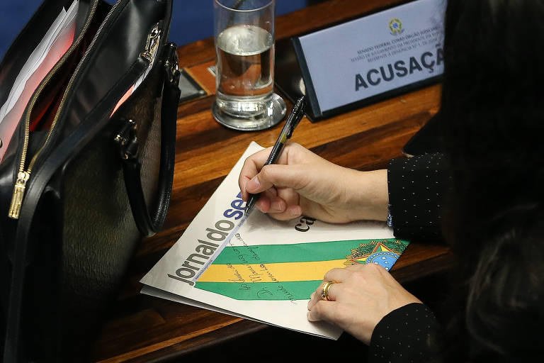 A advogada Janaína Paschoal dá autógrafo durante sessão final do julgamento do impeachment da presidente Dilma Rousseff, no Senado Federal