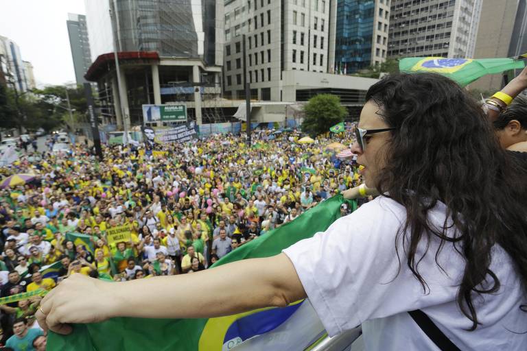 Janaina Paschoal junto a eleitores de Jair Bolsonaro durante ato em apoio ao então candidato na av. Paulista