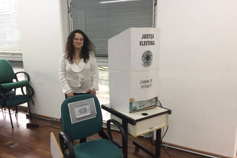 Acompanhada das irmãs, a deputada eleita Janaina Paschoal (PSL) vota na faculdade Anhembi Morumbi, na avenida Paulista, neste domingo (28)