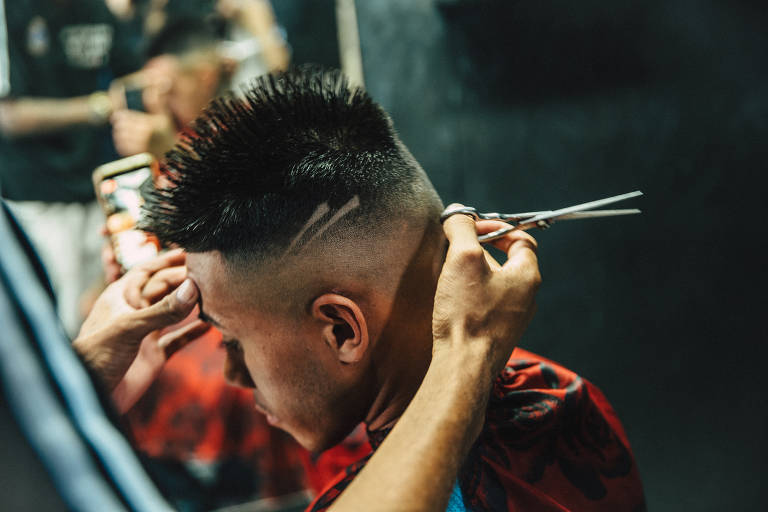 Conheça o barbeiro que faz sucesso nas redes sociais com o penteado ' Blindado